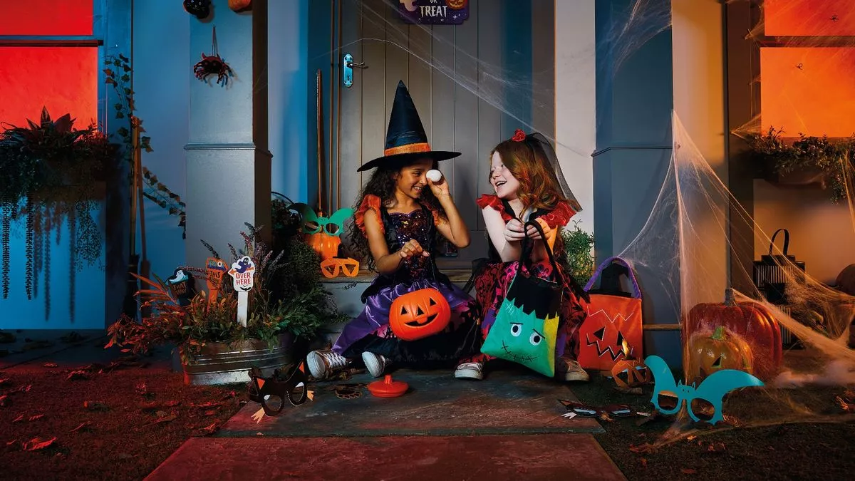 Titelseite 38 Titelseite -Classic Horror Speichern 0 ERR WOL 121022 halloweenoutfit1 01jpeg