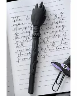 Hexenbesen Stift KILLSTAR -Classic Horror Speichern killstar hexenbesen stift witchs broomstick pen halloween und gothic geschenke und zubehoer 51957 2